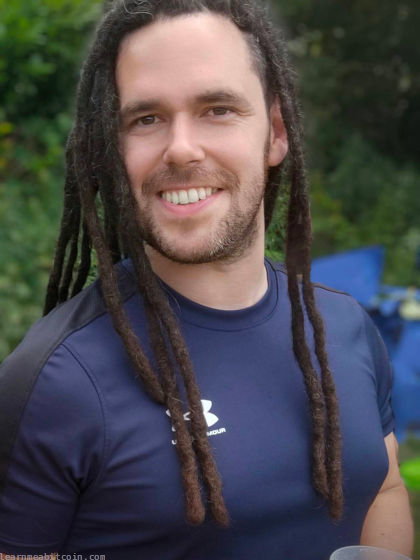 Foto de Greg Walker sonriendo, en 2023.